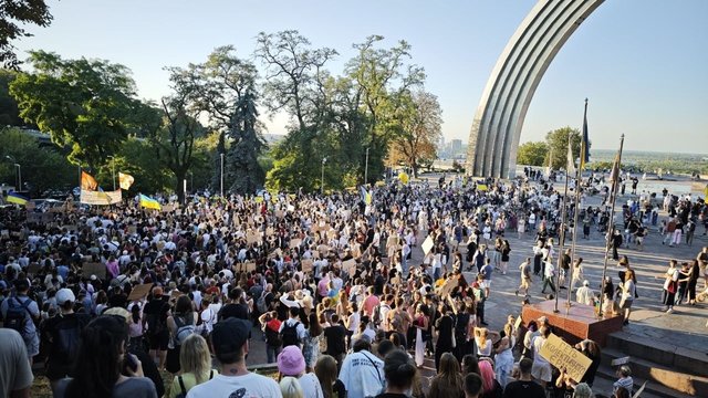 Протестное шествие в поддержку диалога и реформ в оборонной сфере началось в центре Киева