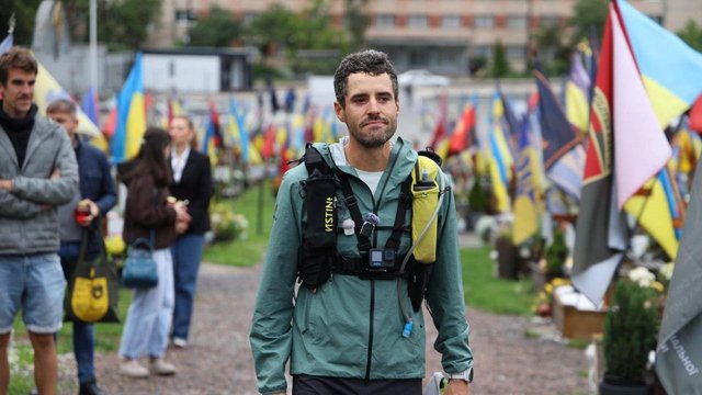 Швейцарський ультрамарафонець завершив у Львові понад 4200-кілометровий забіг на підтримку України