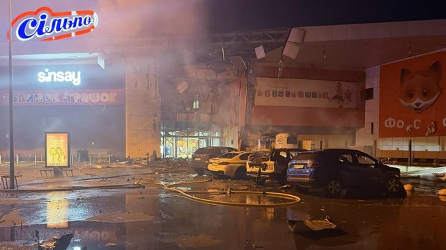 В Сумах вже троє загиблих через влучання БпЛА у ТРЦ, у місті повідомляють про 14 постраждалих