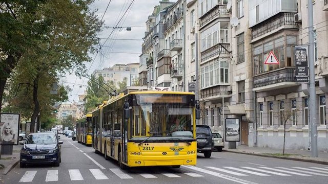 Новий автобус №1-М через міст Метро в Києві розпочав роботу, час слідування 59 хв, інтервал руху 10-18 хв