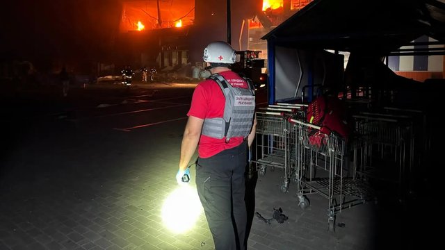 УКК более девяти часов помогал ликвидировать последствия вражеской атаки на ТЦ в Николаеве
