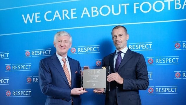 Президент УЄФА вручив президенту ФК "Шахтар" Ахметову нагороду з нагоди 90-річчя клуба