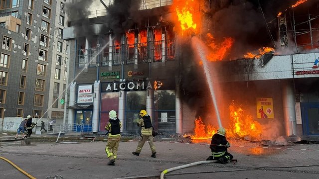Россияне нанесли удар по торговому центру в Днепре, пострадали два человека – облсовет