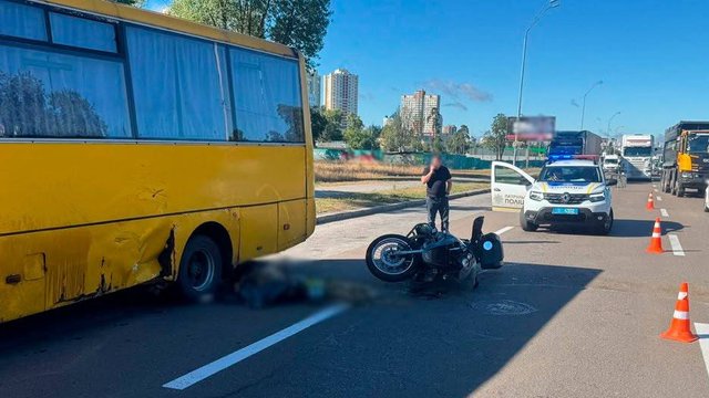 Смертельна ДТП на Броварському проспекті у Києві: рейсовий бус зіткнувся з мотоциклом BMW