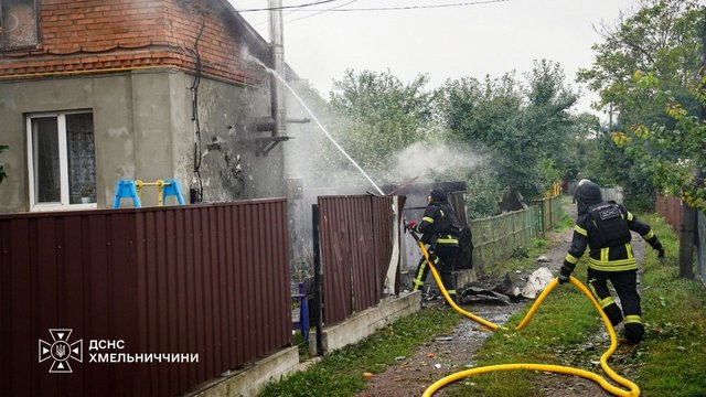 На Хмельниччині внаслідок атаки виникли пожежі у будинку та на підприємстві, пошкоджено приватні будинки