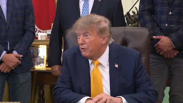 Президент США Дональд Трамп під час спілкування з журналістами у Білому домі