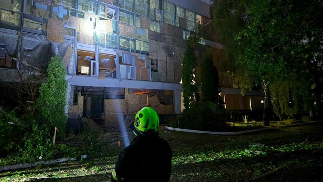 В результате вражеской атаки на Киев повреждено здание учебного заведения – ГСЧС
