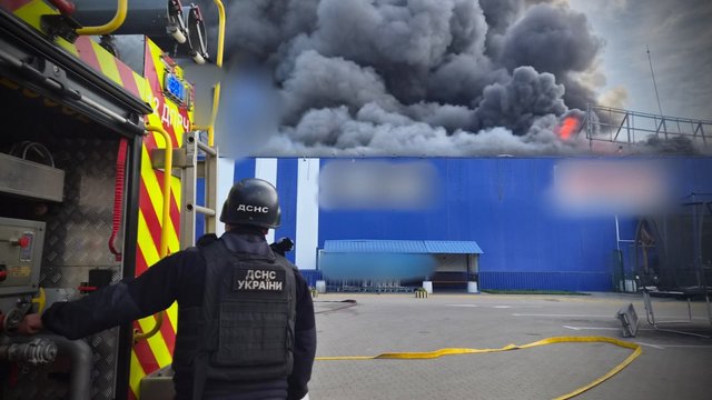 В результате вражеской атаки на торговый центр в Прилуках пострадали два человека – ГСЧС