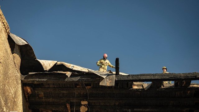 Спасатели демонтируют поврежденные конструкции в здании НАН – ГСЧС