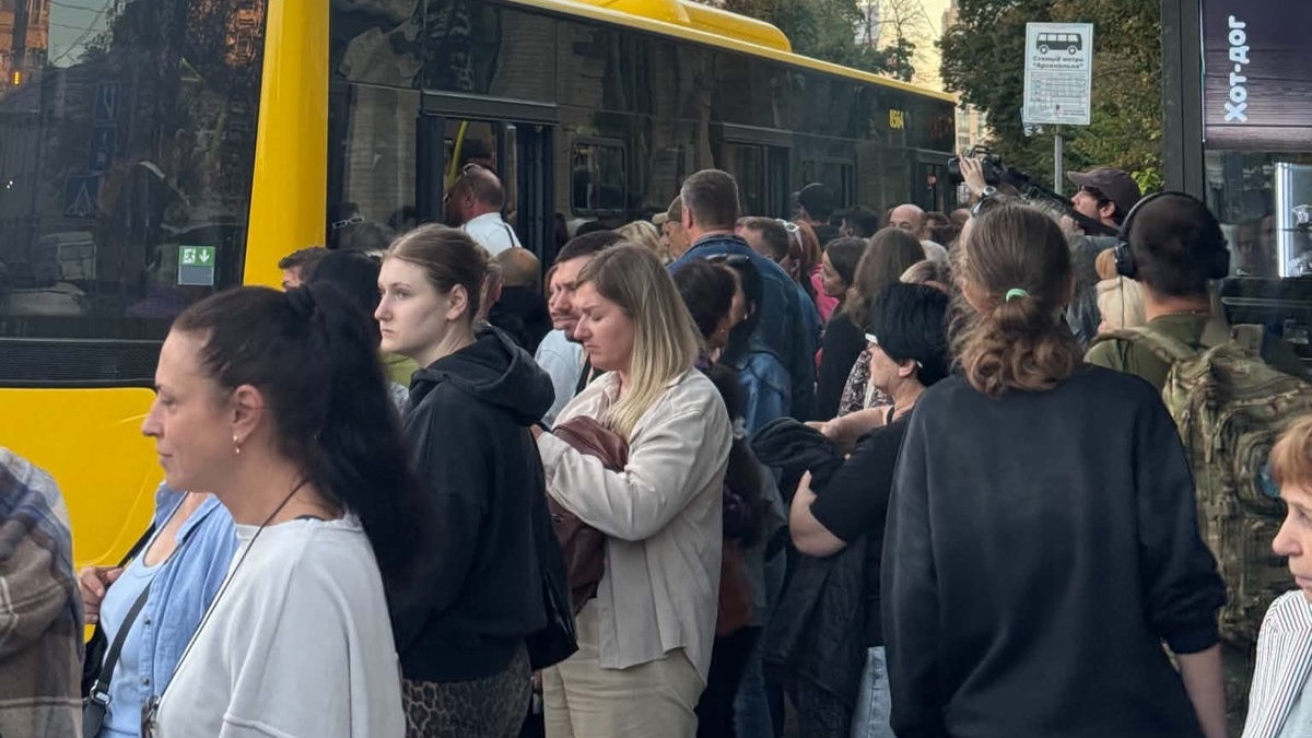 Дублюючі червону лінію метро автобуси приїжджають на зупинки на правому березі вже заповнені