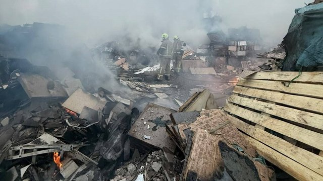 ДСНС: У Голосіївському районі Києва ліквідували пожежу, спричинену ворожою атакою