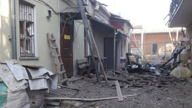 Российский авиаудар повредил офис УКК в Херсоне