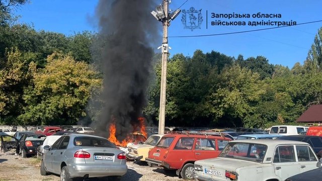 Ворог з ранку суботи тероризує Запоріжжя: дрони влучили по автомобілях, один чоловік постраждав