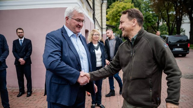 Сікорський про удар РФ біля кордону з Польщею: Російський тероризм не просто стукає у двері – він всередині дому