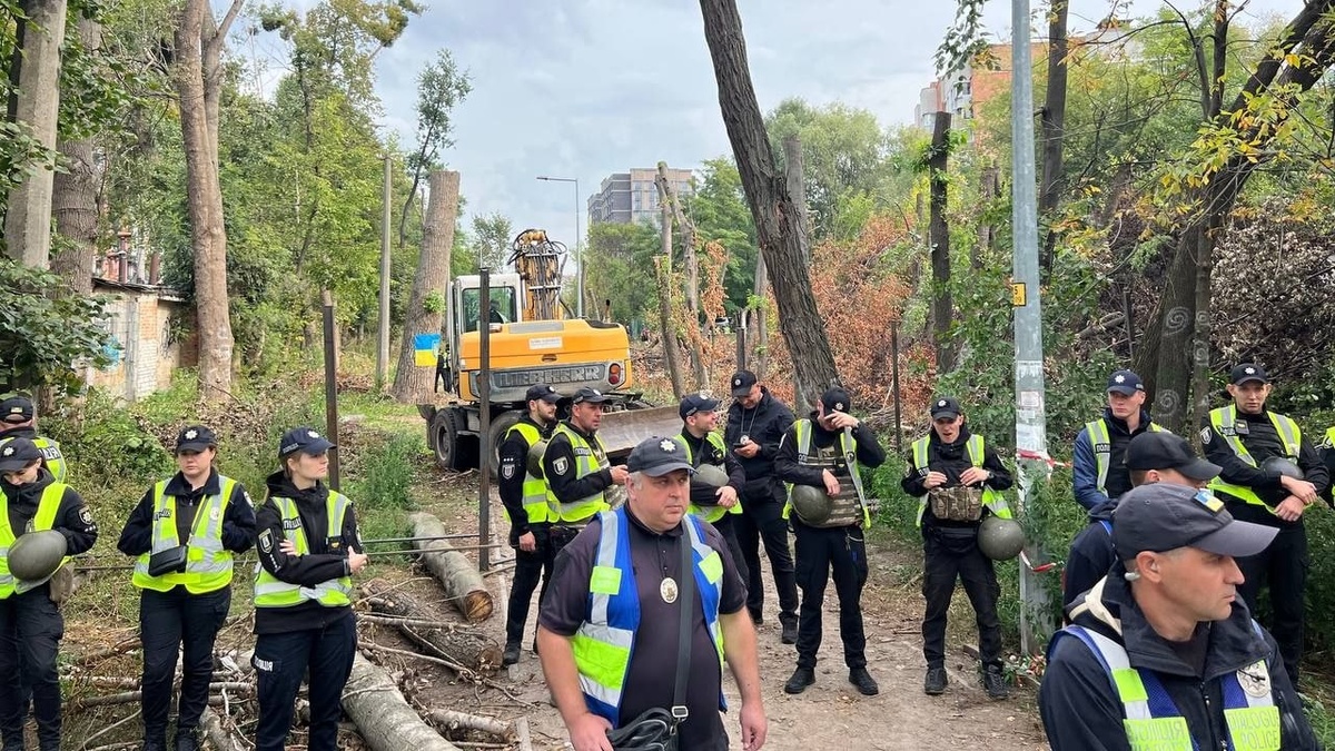 Поліція оточила зелену зону на Теремках в Києві, де запланована вирубка дерев для прокладання теплотраси