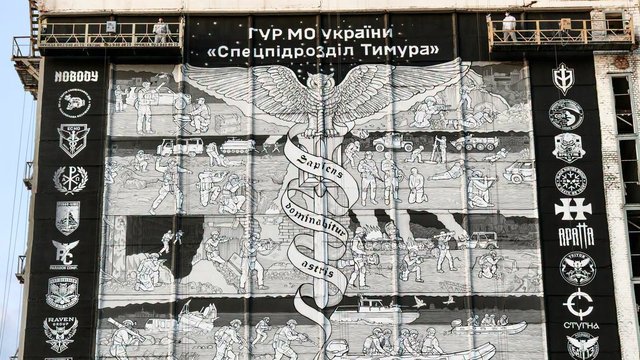 В Киеве открыли крупнейший в Украине мурал-гравюру, посвященный боевым операциям военных разведчиков