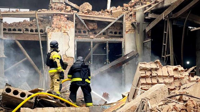 Рятувальники ліквідували пожежу в Прилуках, де внаслідок удару РФ загинули 3 людей – ДСНС