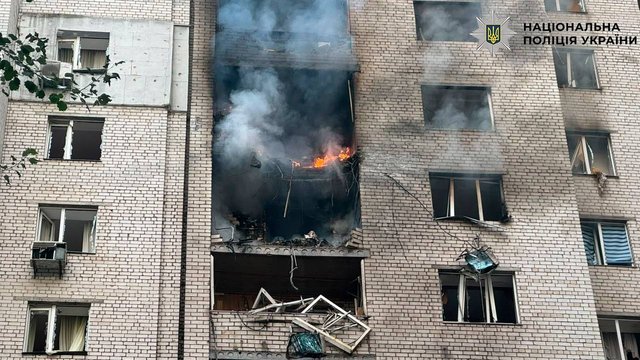В Киеве в результате попадания БПЛА в жилой дом погиб 14-летний мальчик, семь человек ранены