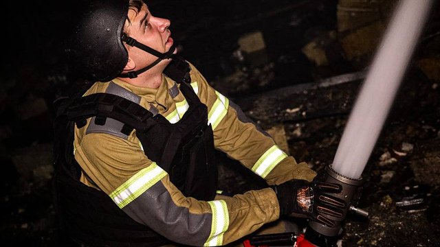 Число пострадавших в результате вражеского удара по торговому центру в Николаеве достигло двух – ГСЧС