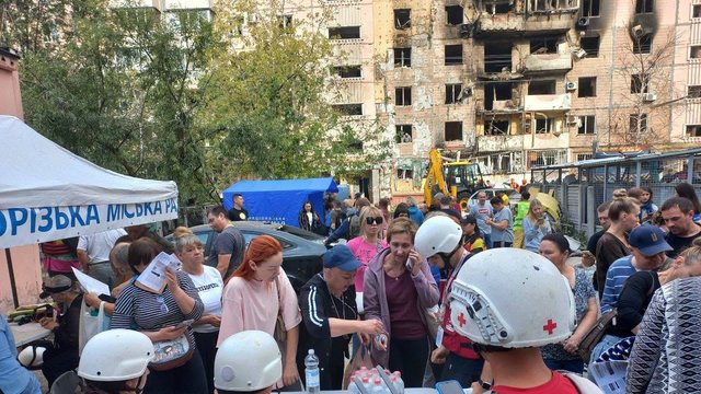 Пункт допомоги УЧХ працює у Запоріжжі на місці ліквідації наслідків російської атаки БпЛА