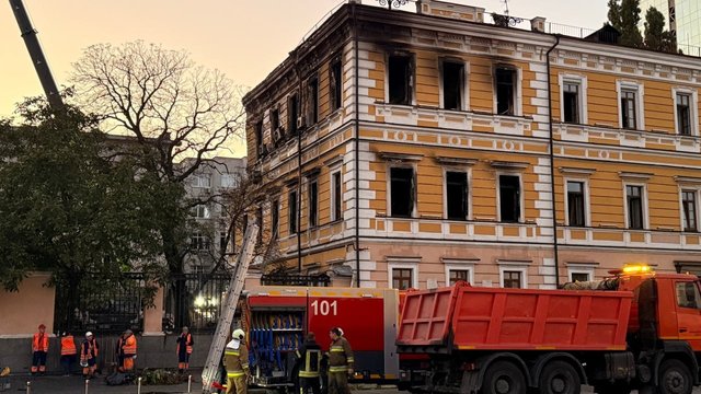 ДСНС завершила гасіння пожежі в будівлі НАН України в Києві, на місці триває розбір конструкцій