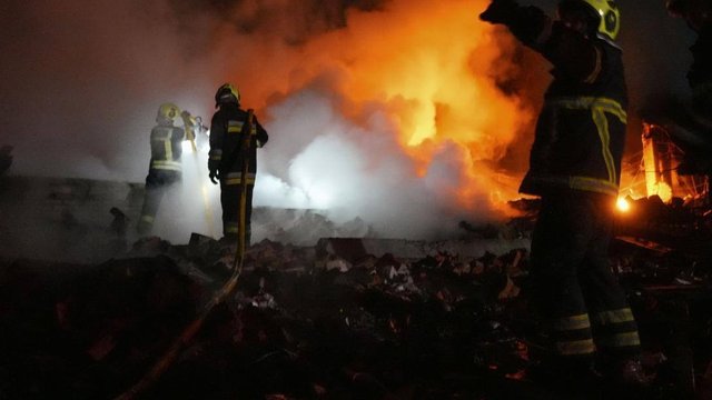 В результате дронной атаки на Киевщину ранена пожилая женщина, повреждены жилые дома и склады – полиция