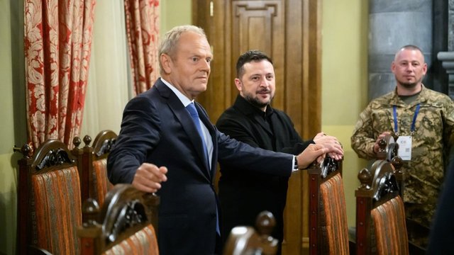 Зеленський: маємо поліпшувати відносини і не забувати безумовно захищати свою гідність