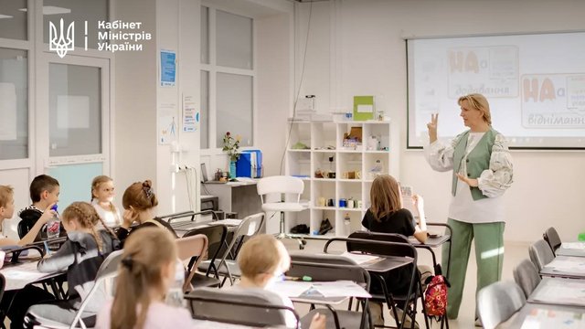 Корецкий поздравил педагогов с Днем работников образования