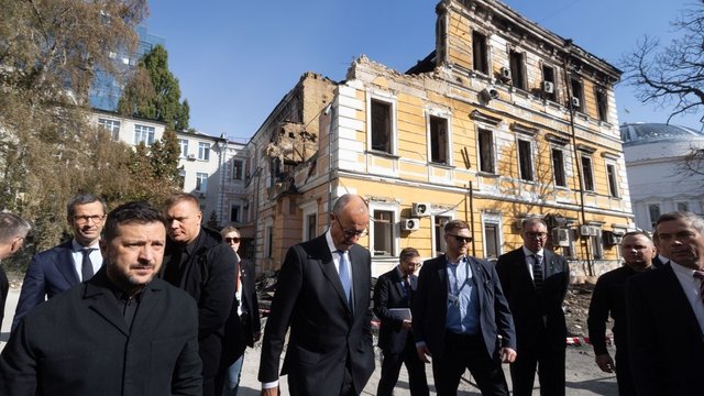 Зеленский благодарен Мерцу, который посещает Киев несмотря на воздушные тревоги и атаки "варварских соседей – россиян"