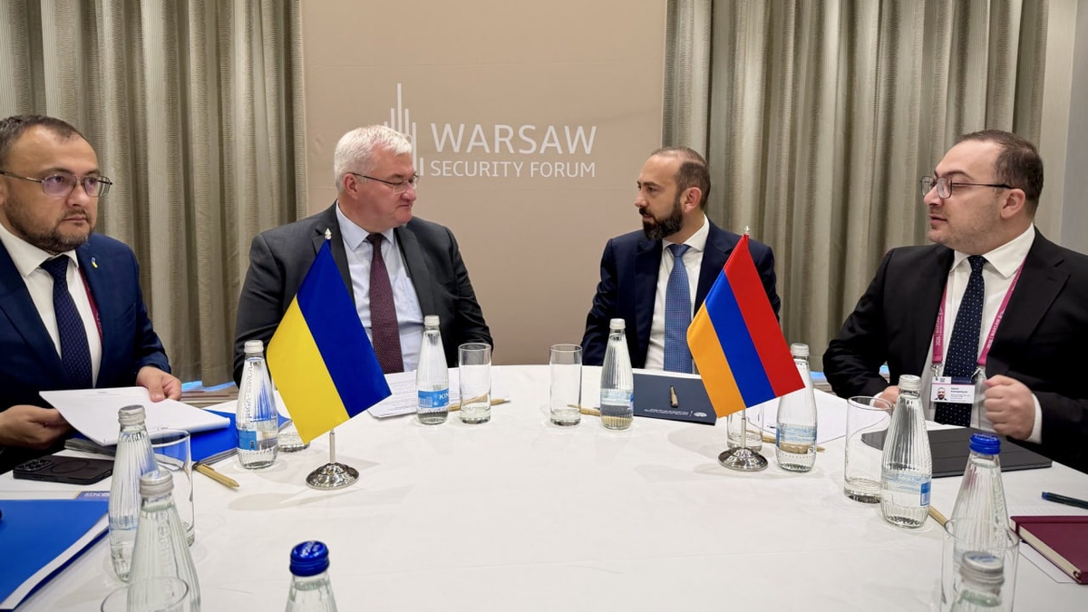 Sybiha invites Armenian counterpart to visit Ukraine