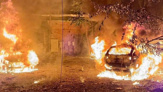 В Днепре после атаки врага с верхних этажей поврежденной многоэтажки эвакуируют людей – ОВА